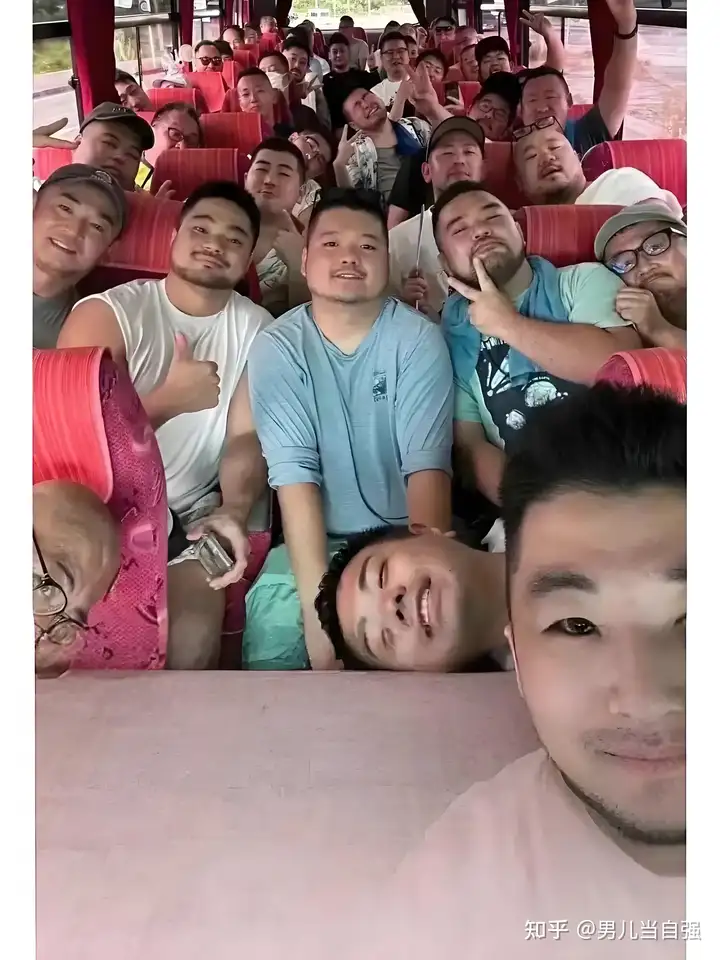 寸頭圓臉落腮鬍 四川成都林心如